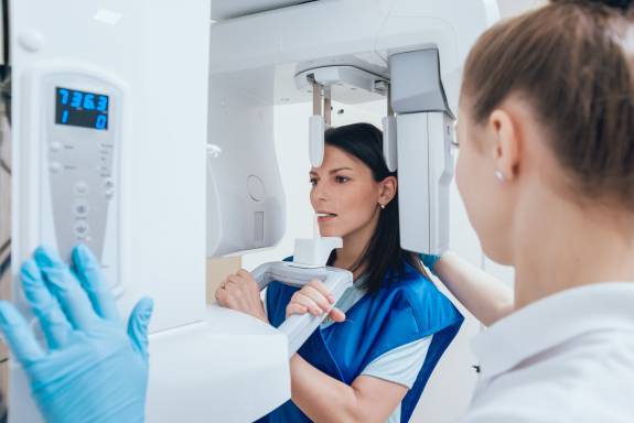 ZFA und Patientin beim Röntgen