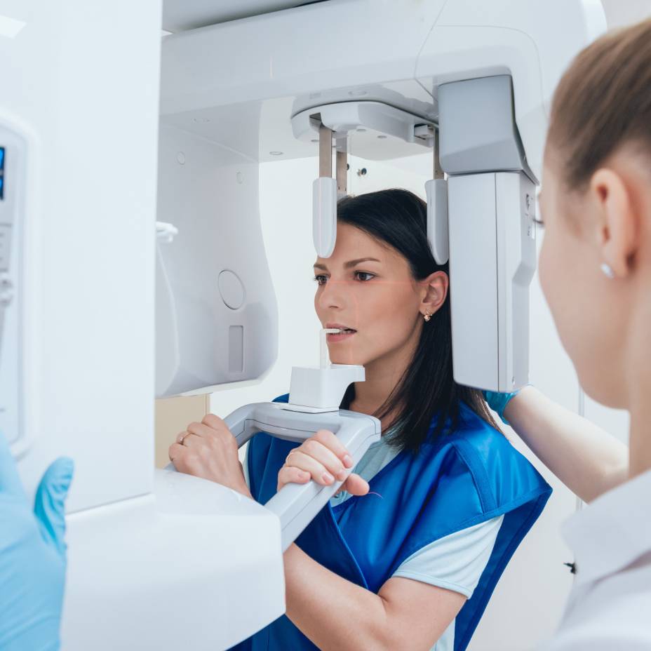 ZFA und Patientin beim Röntgen
