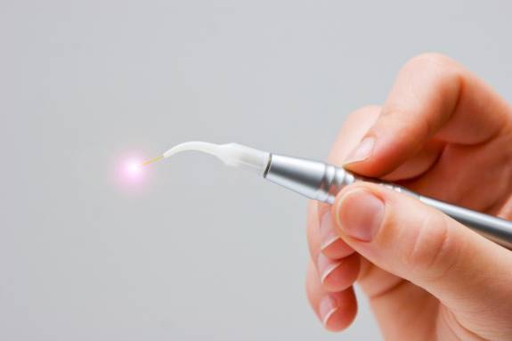 Hand hält einen Laser