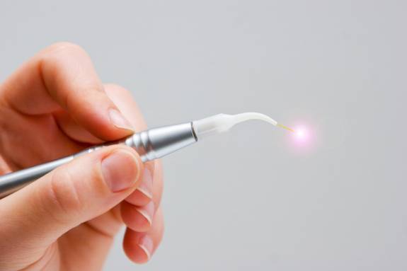 Hand hält einen Laser