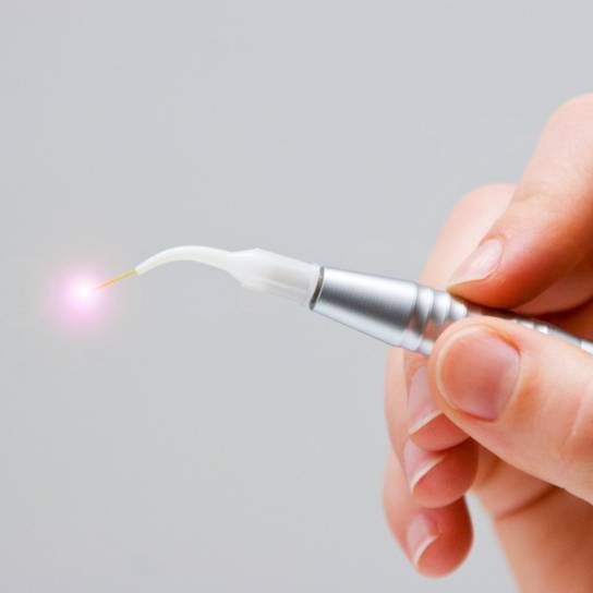 Hand hält einen Laser