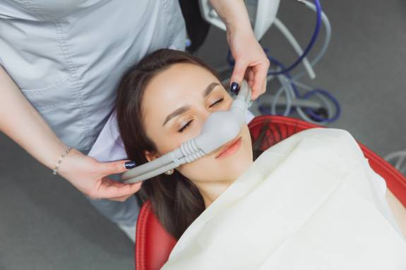 Patientin mit Lachgas auf dem Behandlungsstuhl