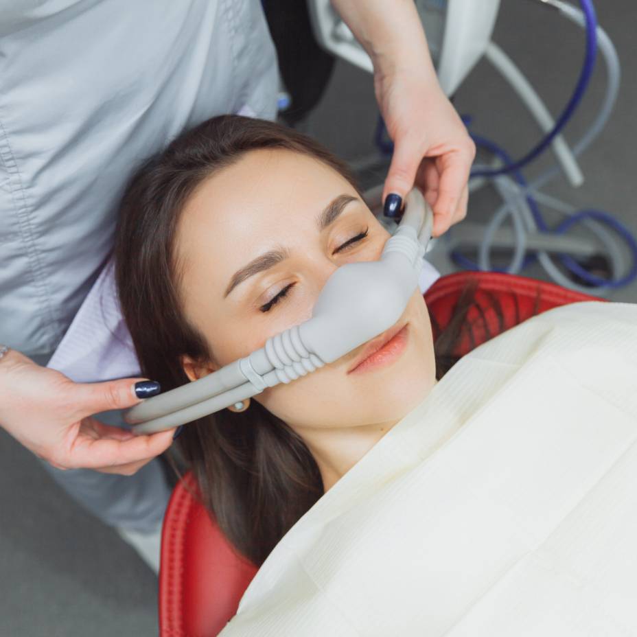 Patientin mit Lachgas auf dem Behandlungsstuhl