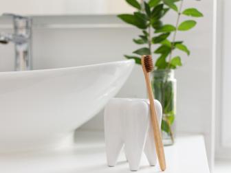 Zahn mit angelehnter Holzzahnbürste