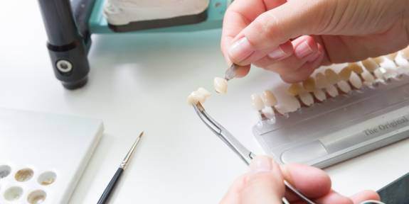 Zahn wird im Labor hergestellt