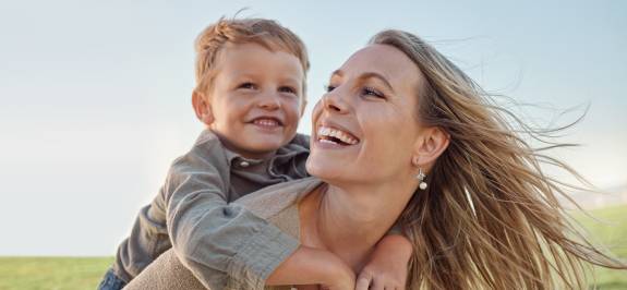 Mutter mit Sohn auf den Schultern in der Natur