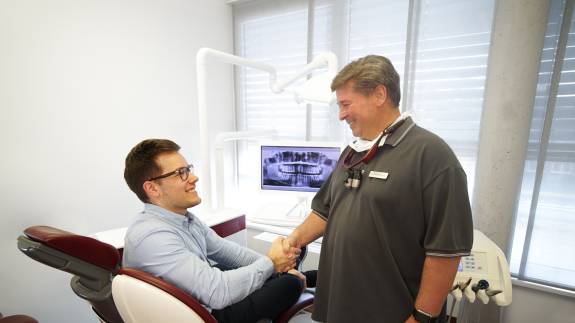 Dr. Steinhaus schüttelt die Hand eines Patienten